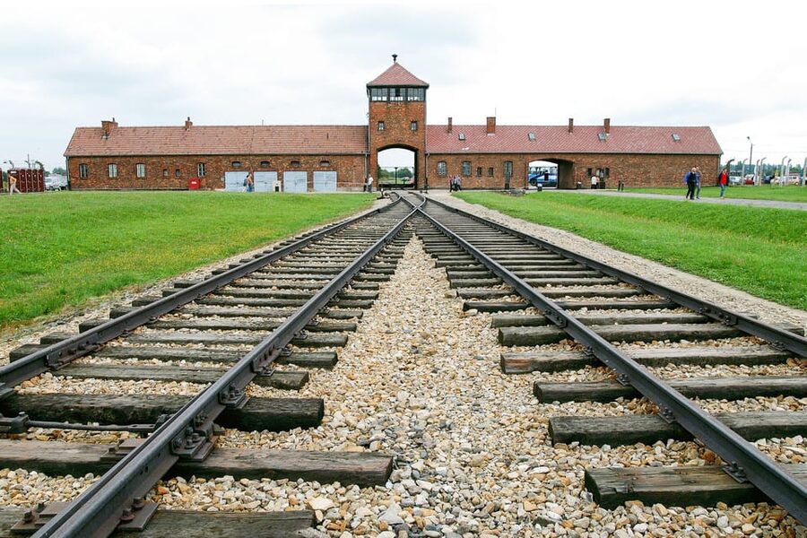 Krakow: Auschwitz & Wieliczka Salt Mine Guided Day Tour - Oswiecim break time: use it to eat, reset, and focus