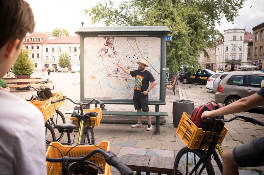 Krakow: Bike Tour of Old Town, Jewish Quarter and the Ghetto - Up toward the Vistula and into Wawel: views, castle vibes, then the dragon