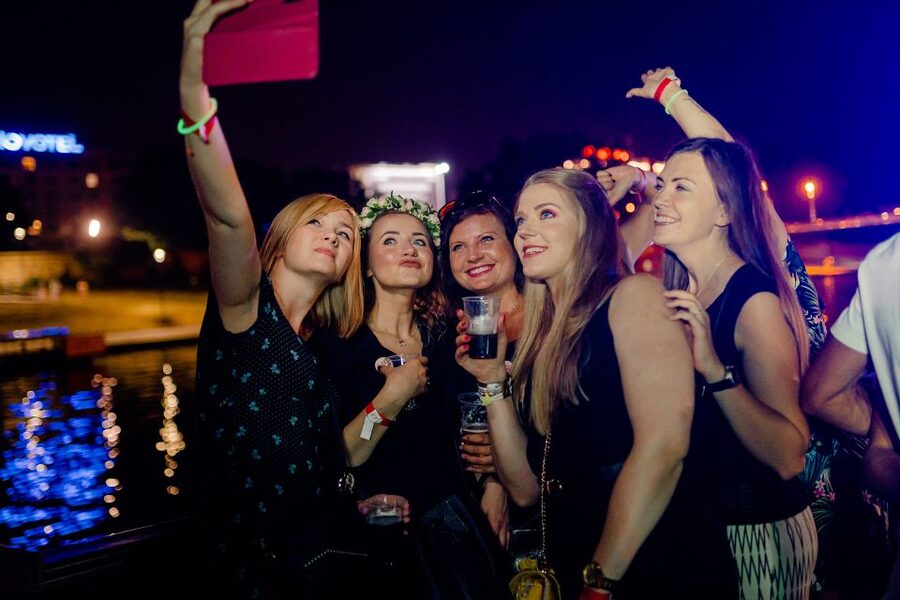Krakow: Boat Party with Unlimited Drinks - Photo booth and photographer: making sure you actually get your memories