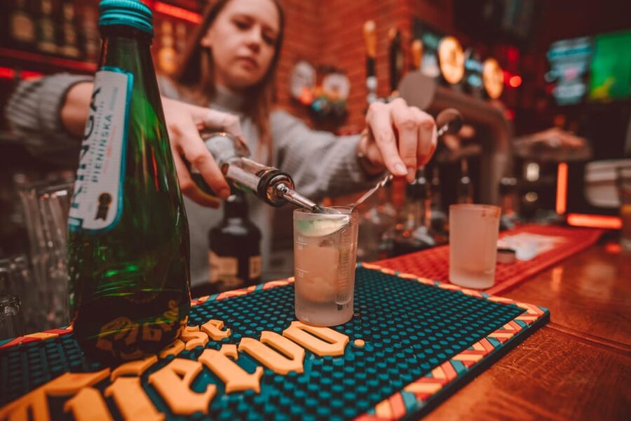 Krakow: Bottomless Brunch with 3-Course Meal and Drinks - Your first course: nachos with beer-cheese sauce