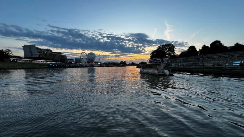 Krakow: Day or Night Vistula River Cruise with Audio Guide - Entering the Vistula, Starting at Wiślany Ogród