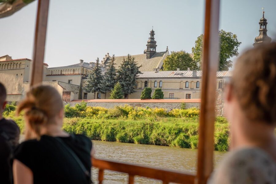 Krakow: Early Bird Vistula River Sightseeing Cruise - The first views from Wawel Royal Castle and Wawel Hill