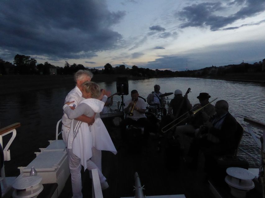 Krakow: Evening Cruise with a Glass of Wine - Back toward the bridges: where the river turns into a photo stop