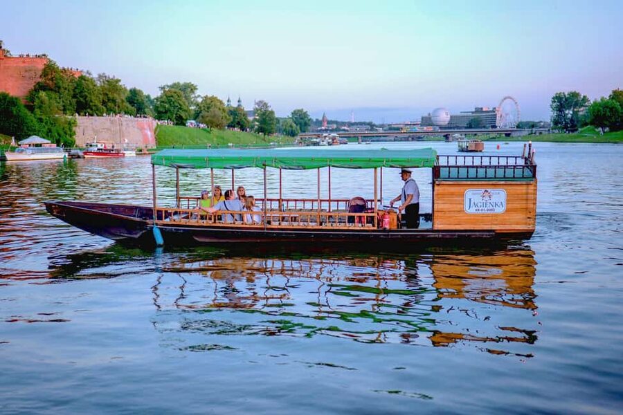 Krakow: Evening or Night Gondola Cruise - Wawel Hill, the Royal Castle, and the Dragon Statue in Night Light