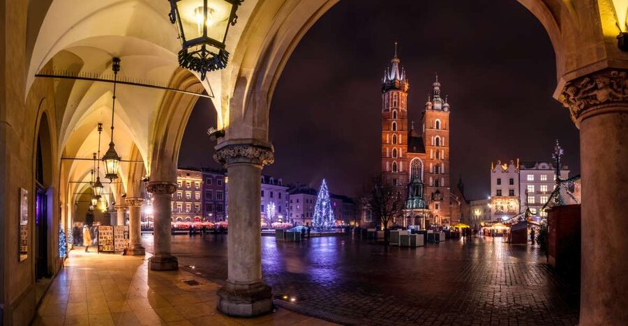 Krakow: Evening Walking Tour with Spooky Stories - St. Mary’s Basilica and the Main Square glow