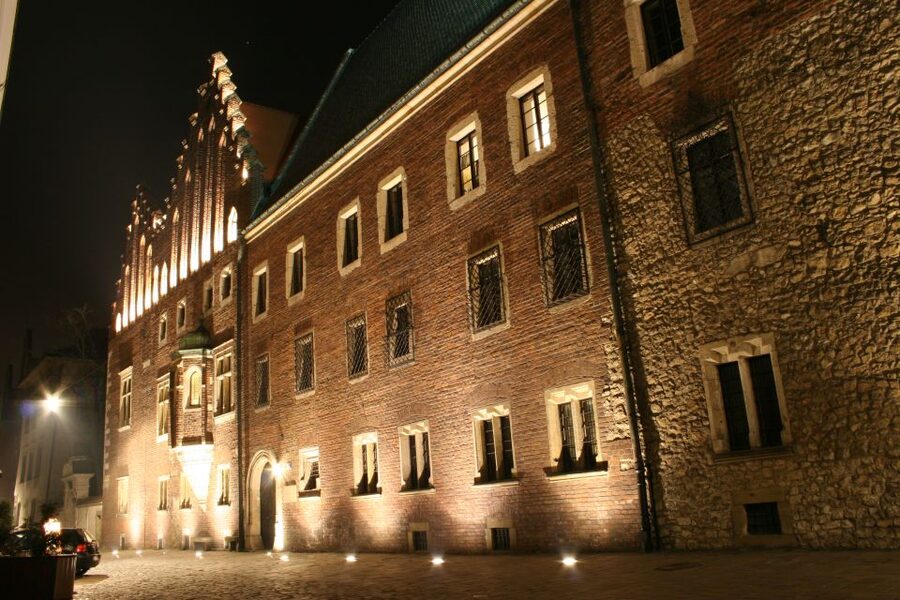 Krakow: Evening Walking Tour with Spooky Stories - Who should book this night spooky walk, and who should pass