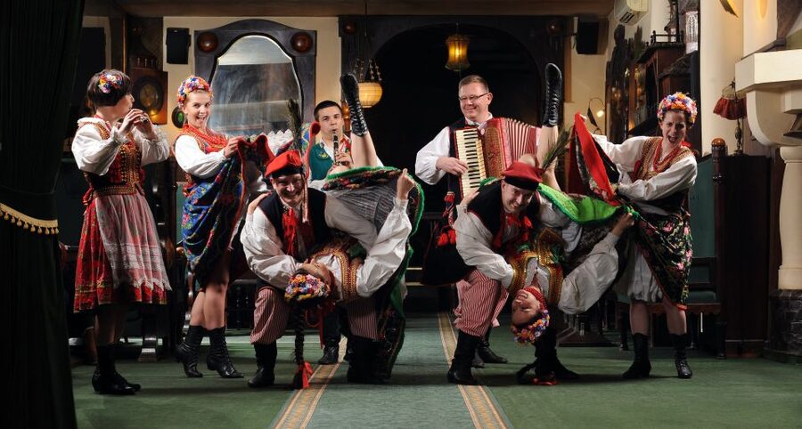 Krakow: Folk Show & 3-Course Dinner at Jama Michalika Café - How the 90 minutes are paced, two shows plus dinner