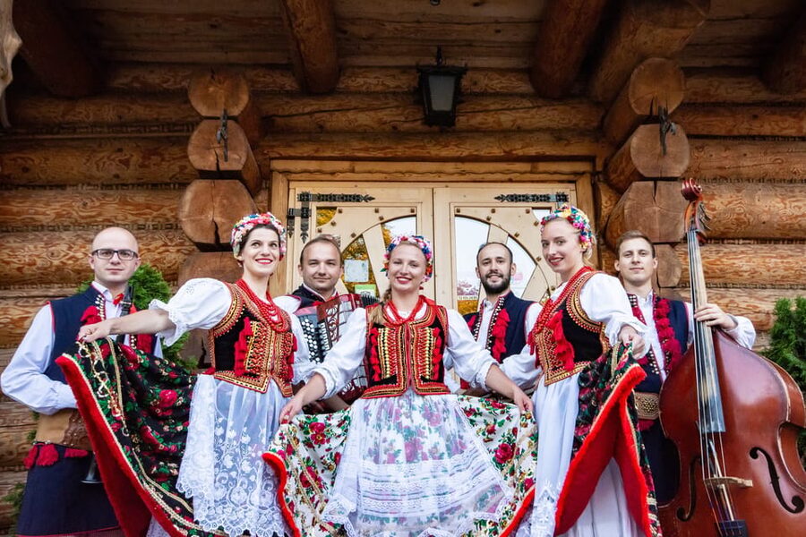 Krakow: Full Traditional Polish Dinner & Folk Show - Your Welcome: A Kirsh Shot Sets the Tone