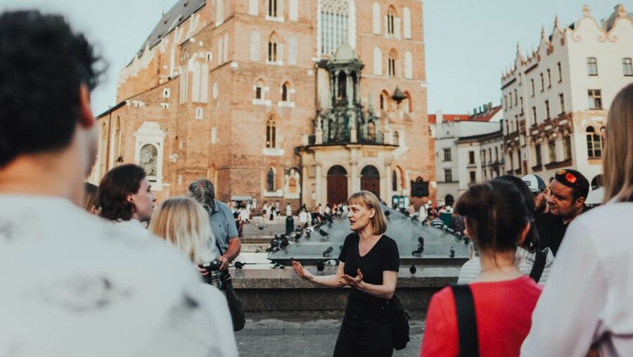 Krakow: Guided Old Town Tour - Wawel Royal Castle passes: power on the hill, not just a backdrop