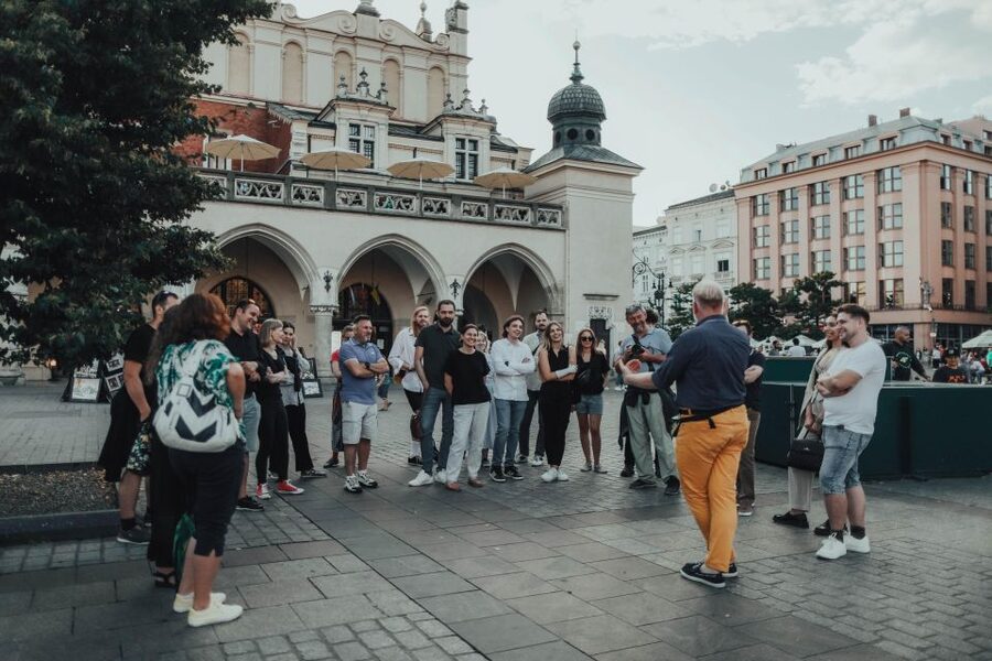 Krakow: Guided Old Town Tour - Timing, pacing, and what to wear for 150 minutes