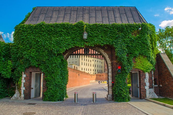 Krakow: Guided Tour of Wawel Castle & Cathedral - Wawel in a guided 2-hour format, and why it works