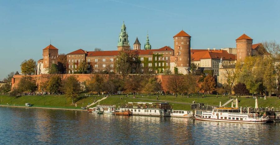Krakow: Guided Wawel Tour, Lunch, and Vistula River Cruise - The Vistula River catamaran cruise: views, warmth, and audio