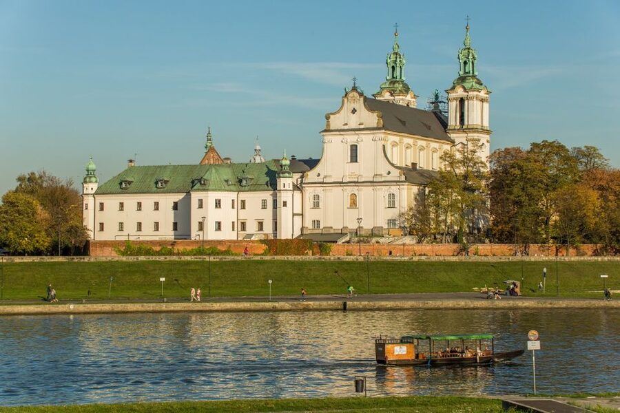 Krakow: Guided Wawel Tour, Lunch, and Vistula River Cruise - Walking pace, group size, and how to make the day easier