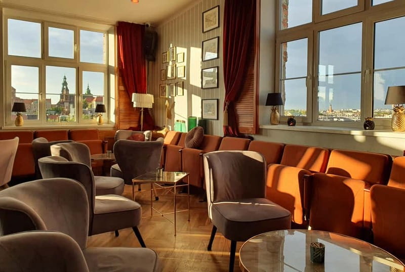 Krakow: Hidden Rooftop Bar Reservation with 1 Cocktail - The 2-hour reservation: how your evening usually unfolds