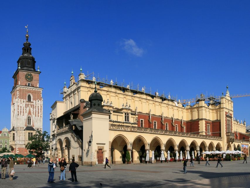 Krakow: Highlights of Old & New Town Private Walking Tour - Meeting at the Barbakan Krakowski, then Training Your Eye for Old Town