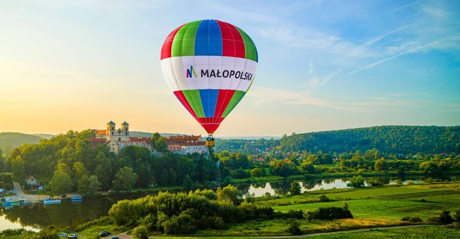 Kraków: Hot Air Balloon Flight with Champagne - The short safety training before liftoff