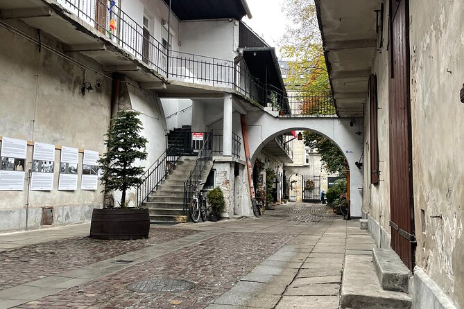 Krakow Jewish Ghetto and Quarter Audio Guided Walking Tour - Why this audio format fits Krakow’s ghetto streets