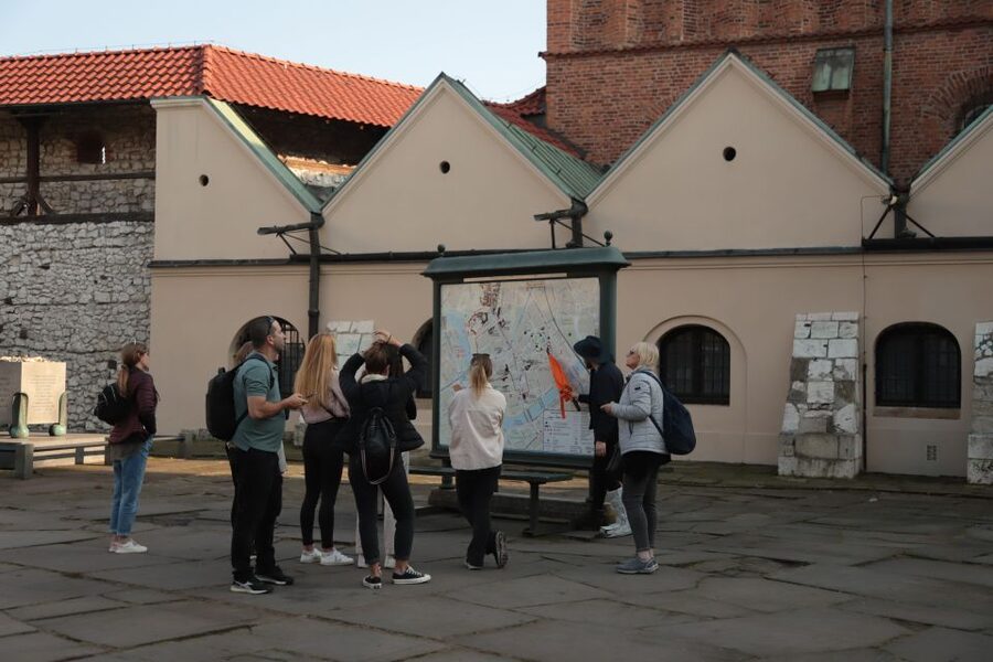 Krakow: Jewish Quarter and Former Ghetto Tour - Pace, timing, and what to wear for a 2.5-hour walk