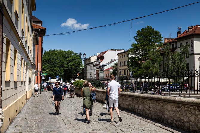 Krakow: Jewish Quarter Guided Walking Tour - Kazimierz on foot: the neighborhood that shaped the story