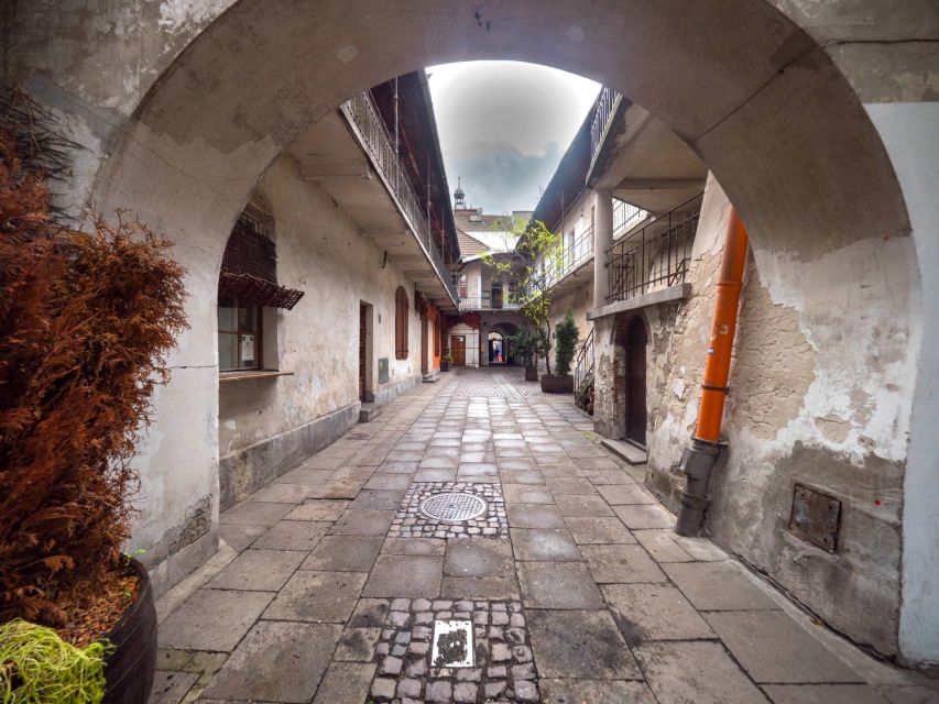 Krakow: Jewish Quarter Guided Walking Tour - Pace, distance, and what to bring for a 3-hour walk