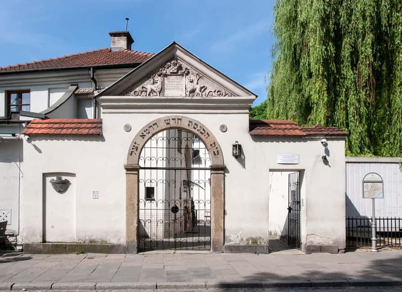 Krakow Jewish Quarter Tour, Kazimierz and Ghetto - Hitting the former WWII ghetto sites: walls, Heroes Square, and Eagle’s Pharmacy