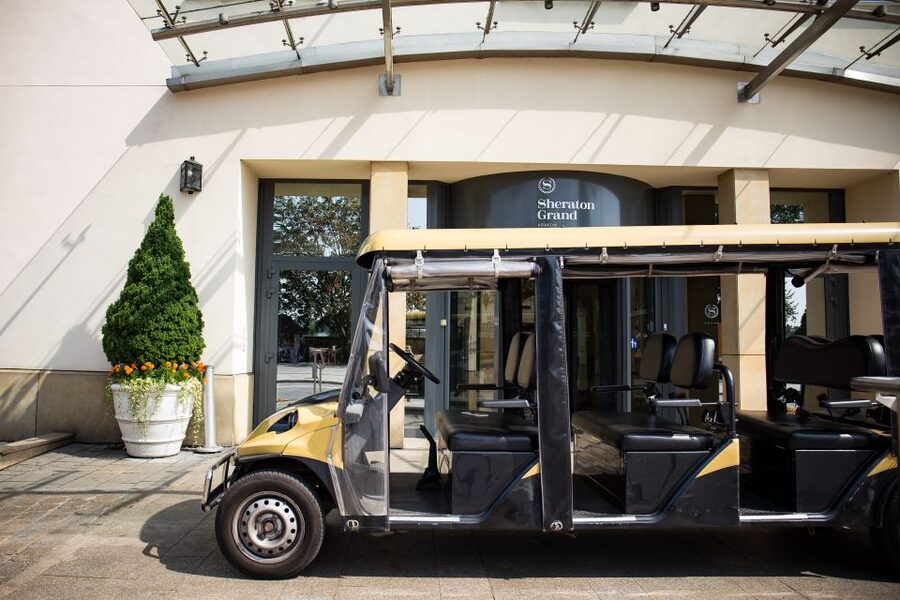 Krakow: Jewish Traces Private Electric Car Tour - Audio guide vs live guidance: language choices that affect your experience