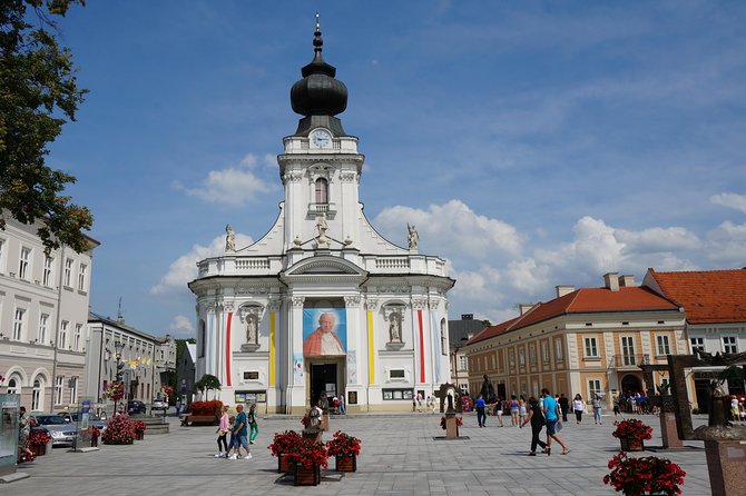 Krakow: John Paul II Home & Black Madonna Sanctuary - Guided Tour - Częstochowa Arrival: A Short Reset Before the Hill