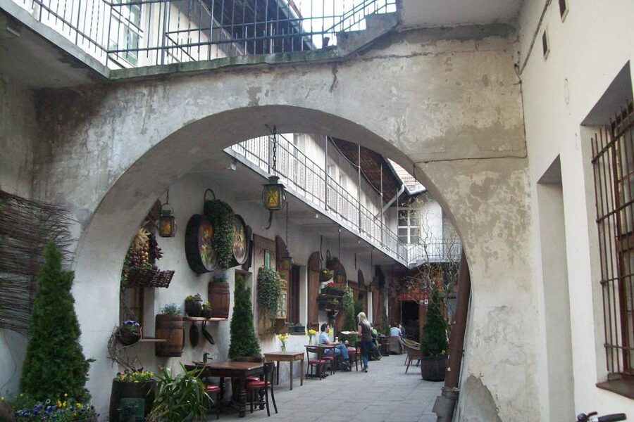 Krakow Kazimierz and Jewish Ghetto Tour with Synagogues - Tempel Synagogue vs Old Synagogue: what the tickets really buy you