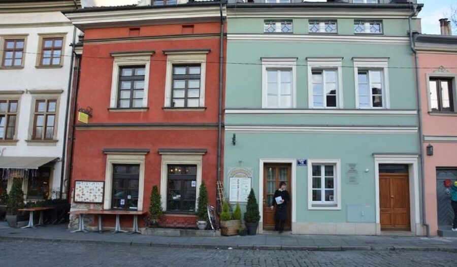 Krakow: Kazimierz Jewish District Private Guided Tour - Remu Synagogue, the old cemetery area, and the Jewish Museum stop
