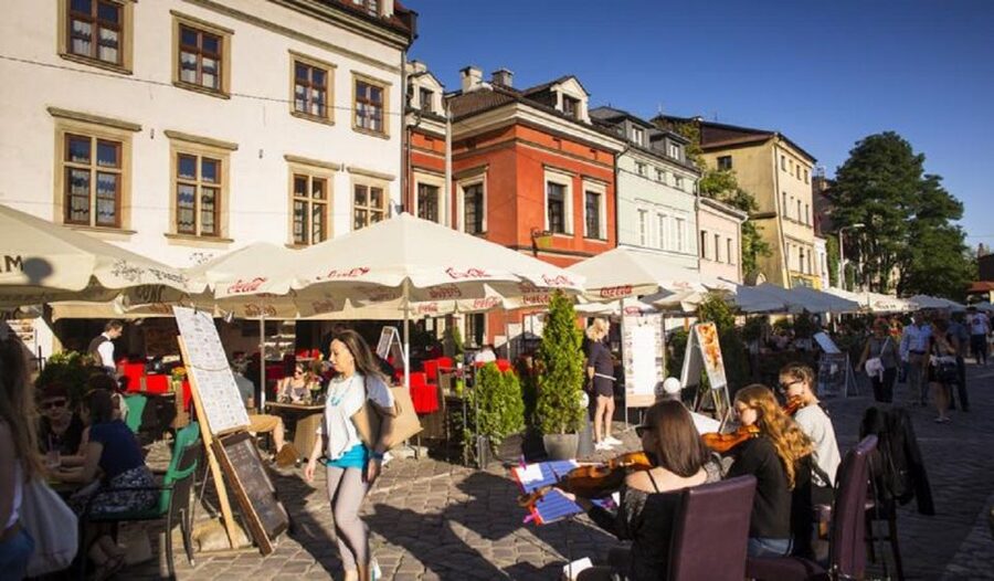 Krakow: Kazimierz Jewish District Private Guided Tour - Kazimierz on foot: Szeroka Street and the old quarter feel