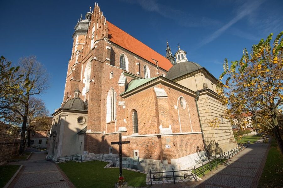 Krakow: Kazimierz Jewish Quarter Guided Walking Tour - Old walls and tenement houses, the street-level history you can feel
