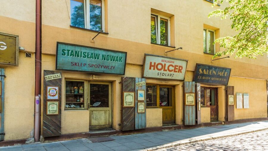 Krakow: Kazimierz Jewish Quarter Walking Tour - Remuh Synagogue and Cemetery: A Pilgrimage Site, Not Just an Exhibit