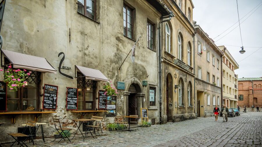 Krakow: Kazimierz Jewish Quarter Walking Tour - Meeting the Tour at Szeroka 24, and Getting Oriented Fast