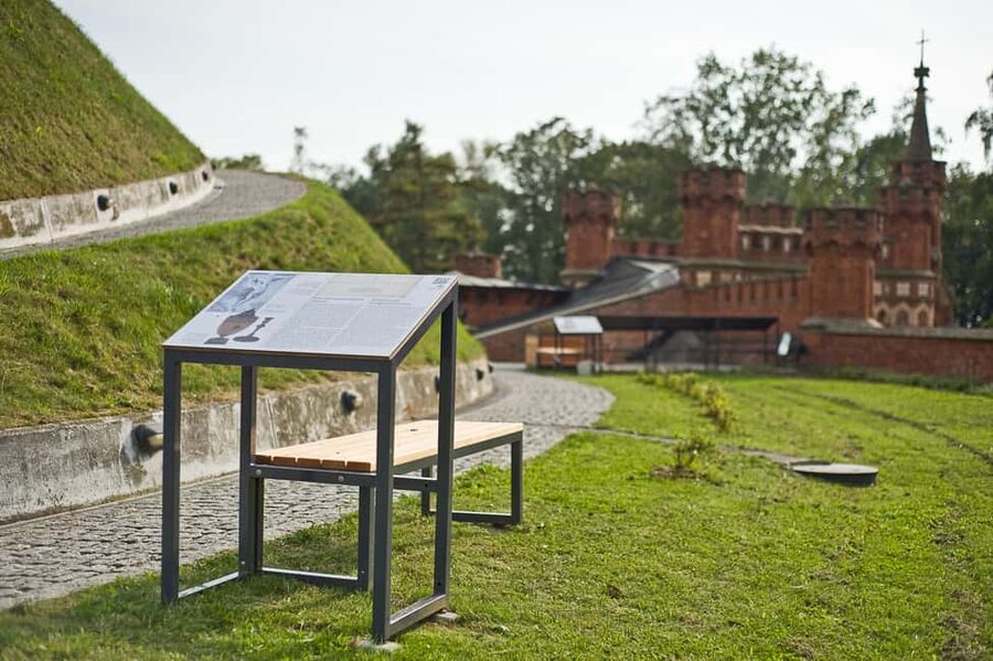 Krakow: Kościuszko Mound Entry Ticket with Exhibitions - Wax figures Polish Road to Freedom, a colorful change of pace