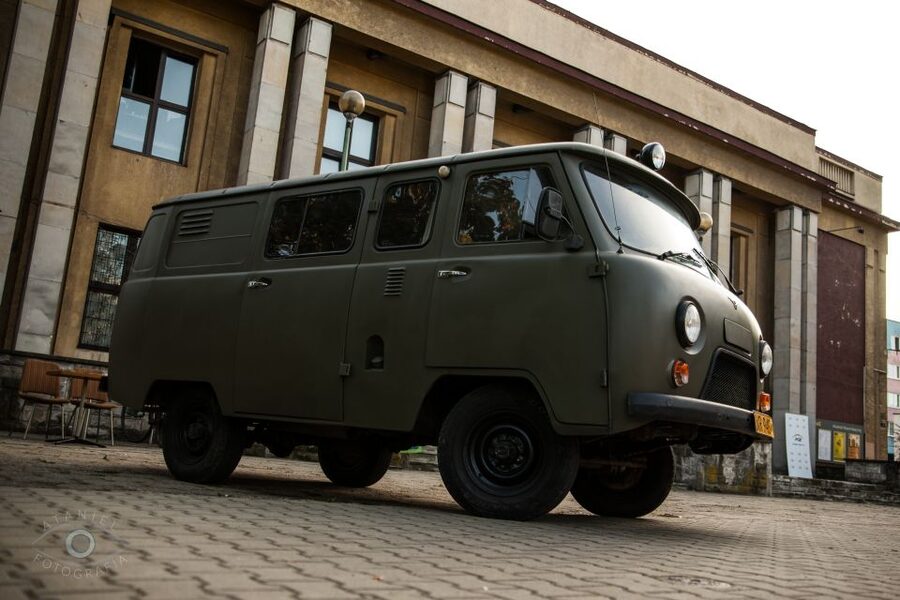 Krakow: Nowa Huta Guided Tour in Vintage Car - Steelworks director offices, closed doors with open meaning