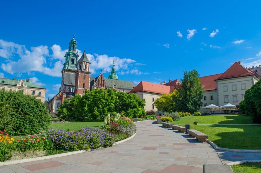 Krakow: Old Town Highlights Private Walking Tour - St Mary’s Basilica and the big details you should plan around