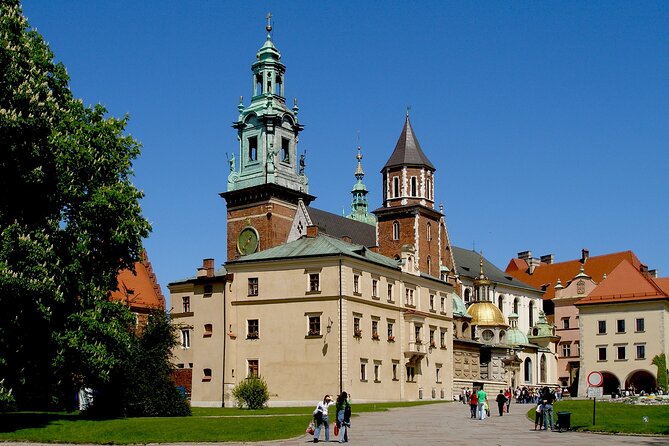 Krakow: Old Town, Jewish Kazimierz and Ghetto Sightseeing by Electric Golf Cart - Town Hall Tower and St. Mary’s Basilica: the details you remember