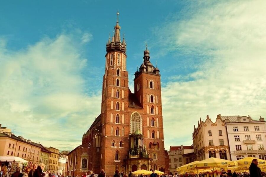 Krakow : Old Town Walking Tour With A guide - Where the walk begins on Szpitalna, and why the location matters