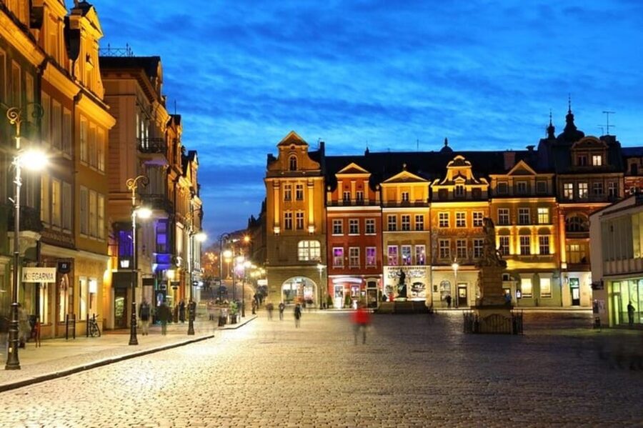 Krakow : Old Town Walking Tour With A guide - Town Hall Tower to Main Square: the perfect warm start