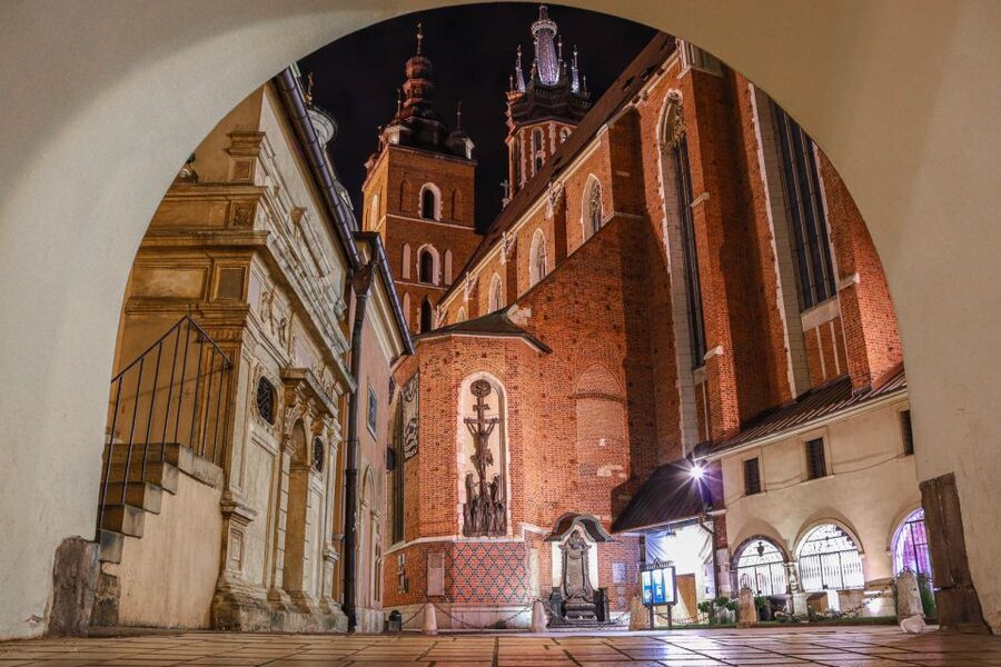 Kraków: Old Town & Wawel Castle Walking Tour in English - Where the tour starts, and why that spot matters