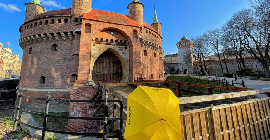 Kraków: Old Town & Wawel Castle Walking Tour in English - From medieval gates to Main Market Square and Cloth Hall