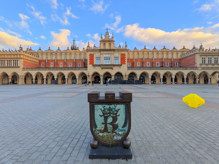 Kraków: Old Town & Wawel Castle Walking Tour in English - St. Mary’s Basilica and the trumpeter moment