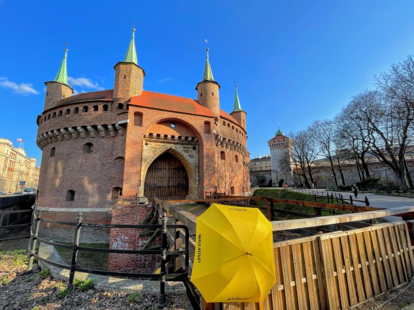 Kraków: Old Town & Wawel Castle Walking Tour in English - Walking Kraków’s UNESCO Old Town on purpose