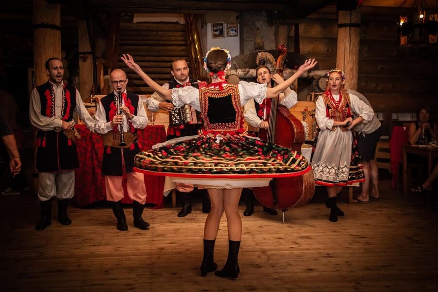 Krakow: Polish Folk Night with Dinner and Unlimited Drinks - Dinner at the cottage-style restaurant by Kryspinów Lake