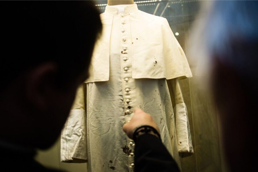 Krakow: Pope John Paul II Guided Tour with Home & Sanctuary - Who should book this tour, and who might not
