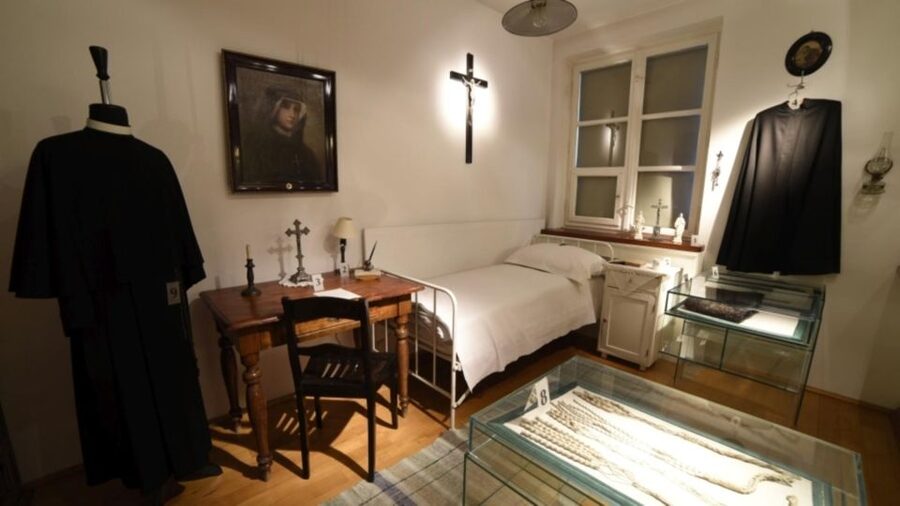 Krakow: Pope John Paul II Guided Tour with Home & Sanctuary - The real value: what you are paying for at $93