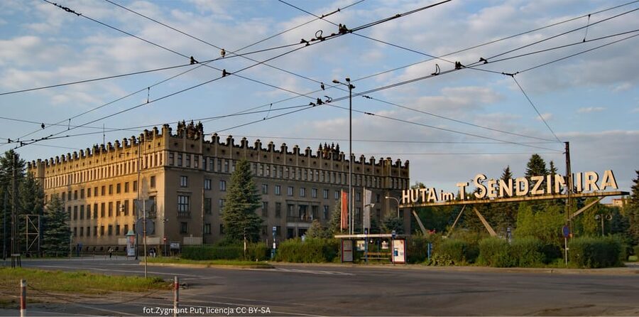Krakow: Private Nowa Huta Adventure Tour in Communist Cars - Plac Centralny im. R. Reagana: the Central Square that sets the tone