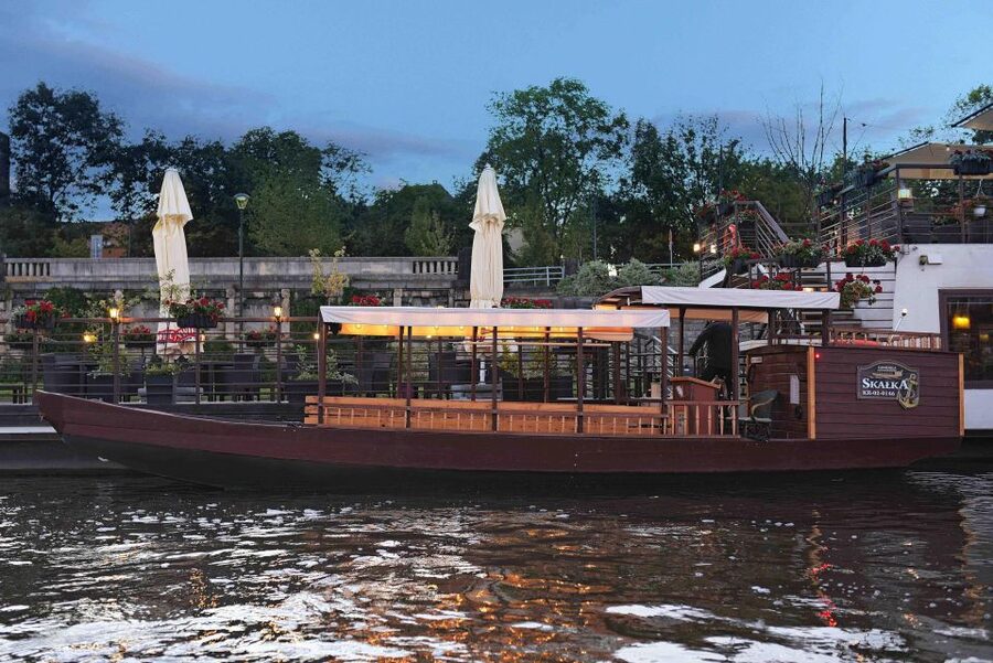 Krakow: Private Traditional Gondola Cruise - Why a private gondola works so well in Krakow