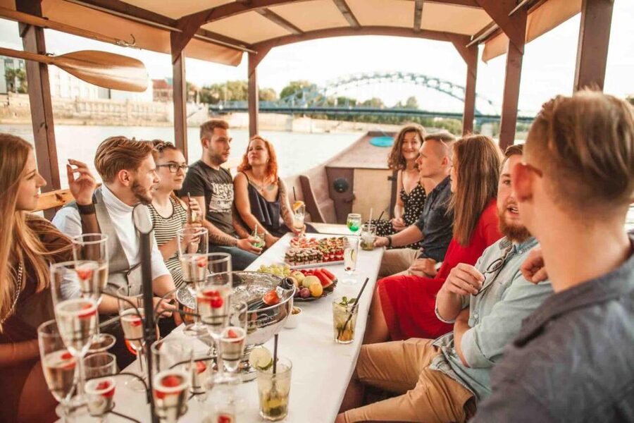 Krakow: Private Traditional Gondola Cruise - Kazimierz and the Jewish quarter: changing the mood mid-cruise