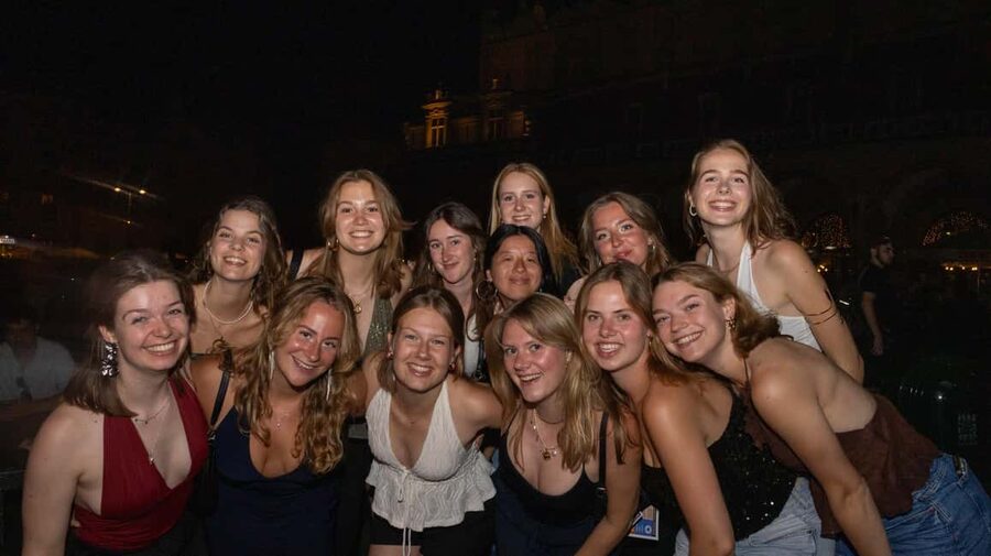 Krakow: Pub Crawl 1H Open Bar, VIP Entry & Welcome Shots - Key points before you go